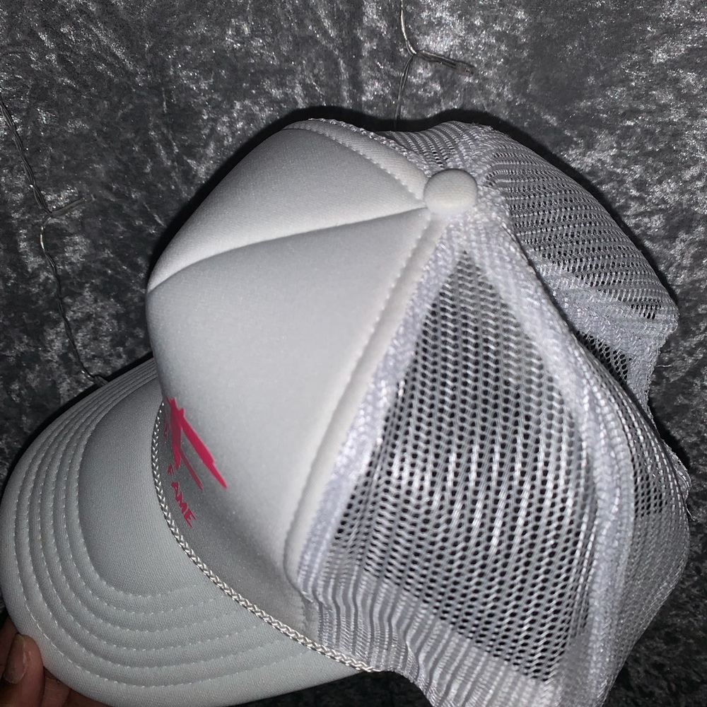 Hat 🧢 - Picture 2 of 3